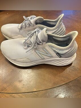 NEW BALANCE Fresh Foam Roav Running Shoes Size 10 Sneakers Athletic Fitnes Women